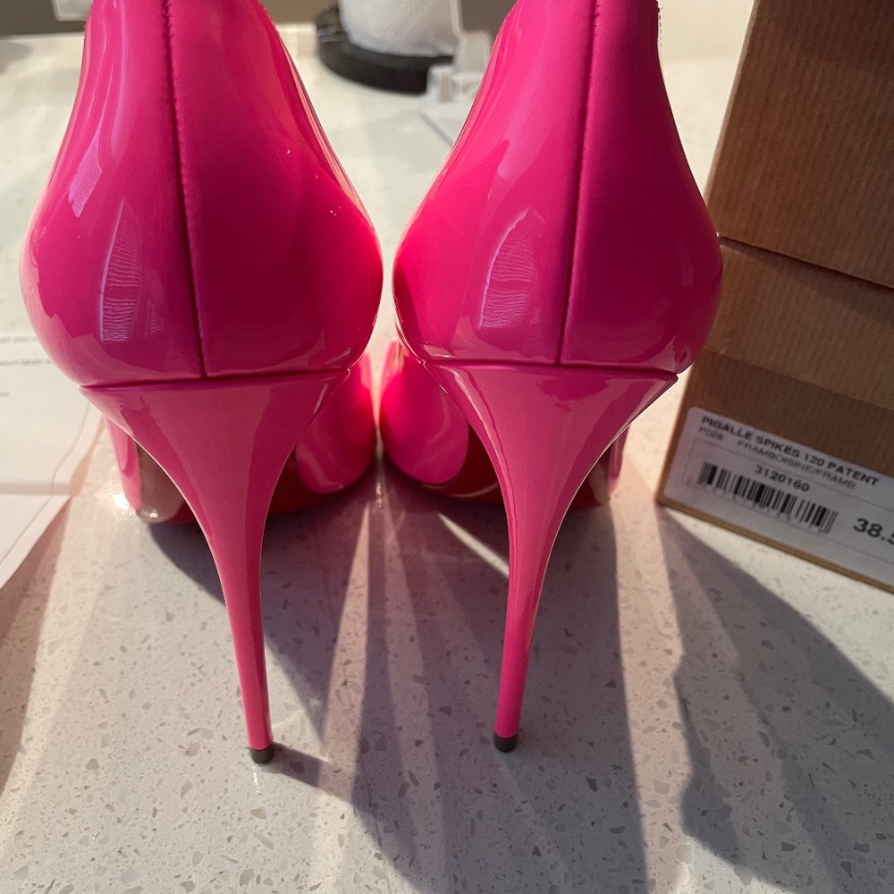 Neon pink Christian loubotin so Kate